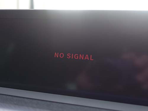 「NO SIGNAL」表示の画面