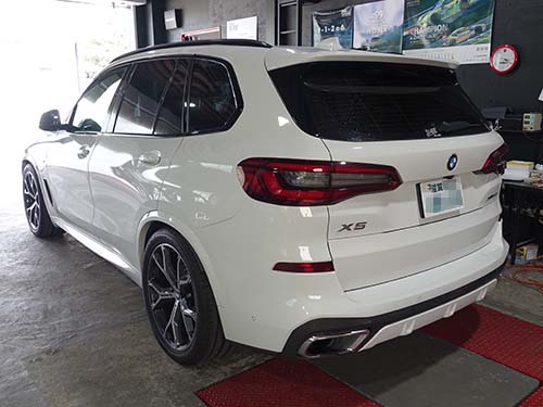 【BMW X5(G05)】クリスタルパーツ＆ホイールスペーサー装着で高級感と迫力アップ！