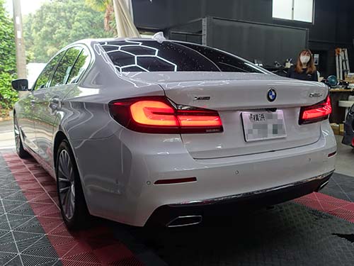 BMW 5シリーズ(G30)のルームミラーLEDを有効化!視覚的セキュリティ対策