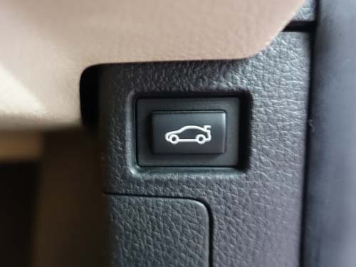 運転席ドアのトランクリッドスイッチ操作で電動トランクリッドのワンタッチクローズ有効化