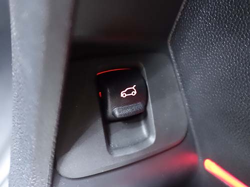 運転席ドアのトランクリッドスイッチ操作で電動トランクリッドのワンタッチクローズ有効化