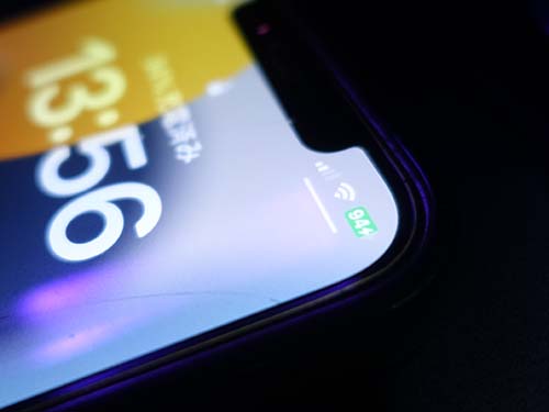 スマホを置いて充電している状態