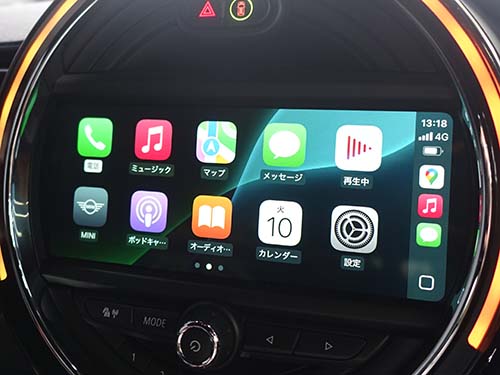 AppleCarPlayフルスクリーン表示のiDriveモニター画面