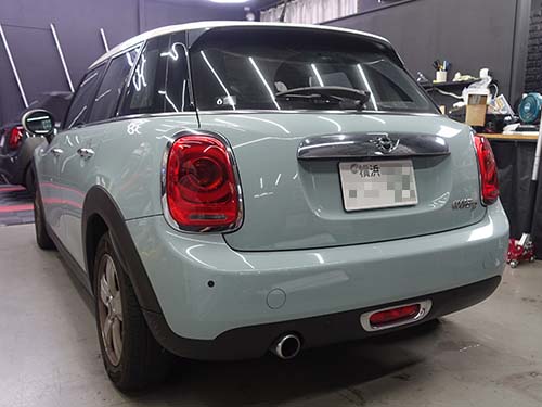 MINI F55 前期型にアンビエントライト追加!純正エキサイトメントパッケージ化