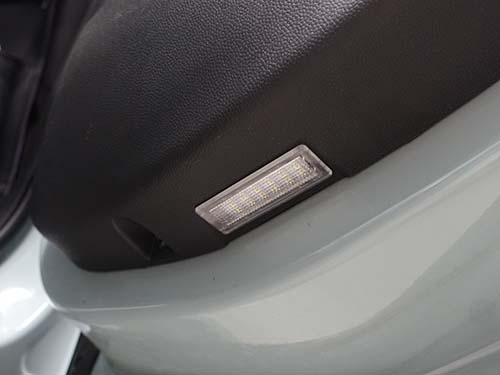 ドア内張に穴をあけてライコウ製LEDカーテシーライトユニット装着
