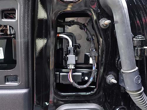 見えない部分の配線処理も丁寧に作業