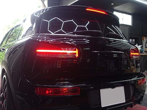 ブレーキライト発光時のスプリットドア