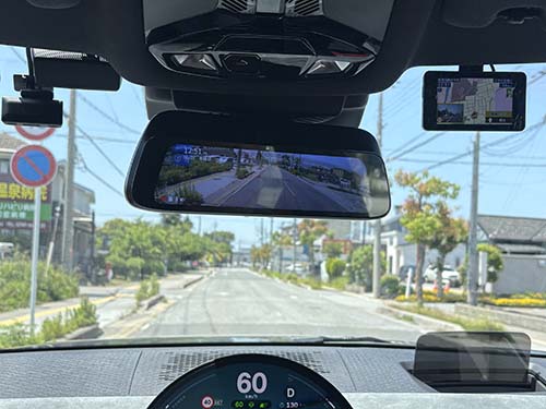 純正ETC2.0内蔵ルームミラーにデジタルミラードライブロガー装着後の室内画像
