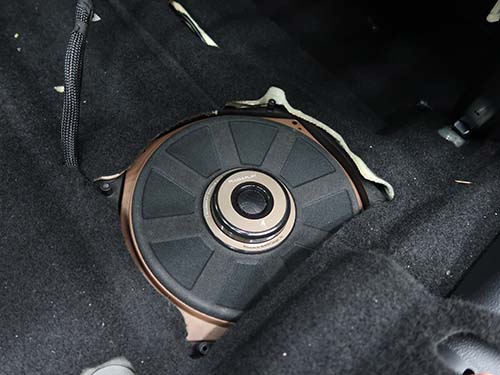 BEWITH製PLUG&PLAY BMWSUB/01と純正サブウーファーの比較