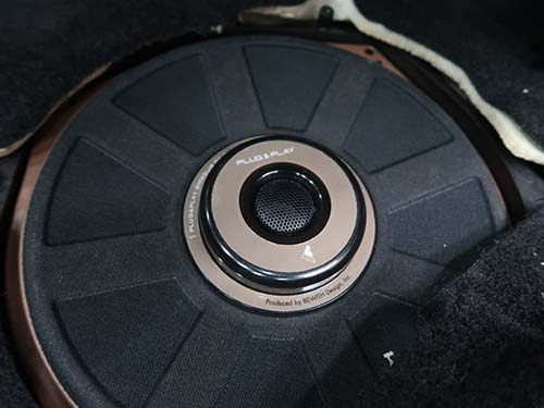 BEWITH製PLUG&PLAY BMWSUB/01と純正サブウーファーの比較