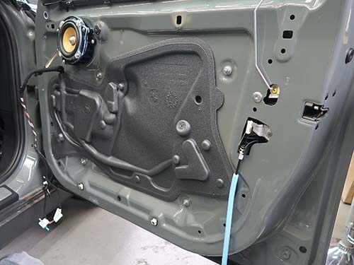 デッドニング材を施工中のドア内側