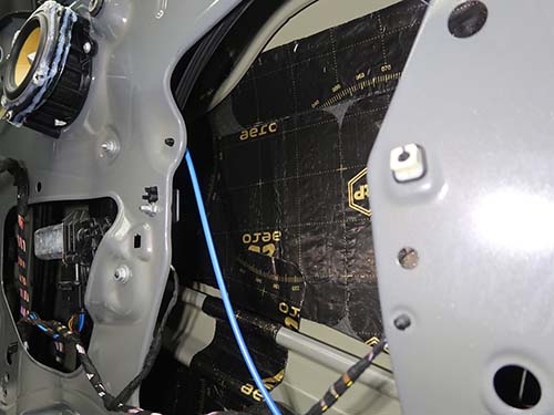 デッドニング材を施工中のドア内側