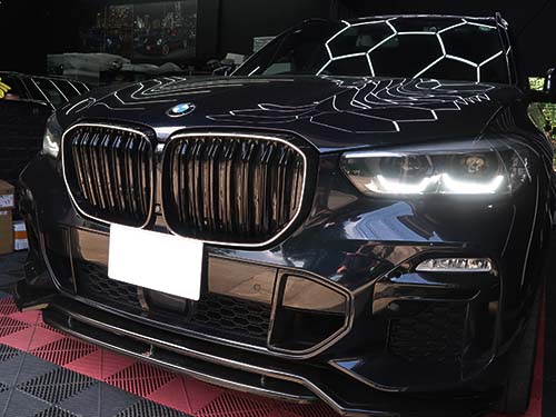 社外製のアイコニックグロー付ブラックグリル