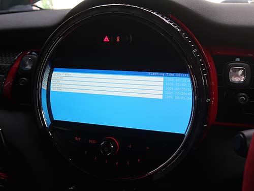 プログラミング中のF56 JCW