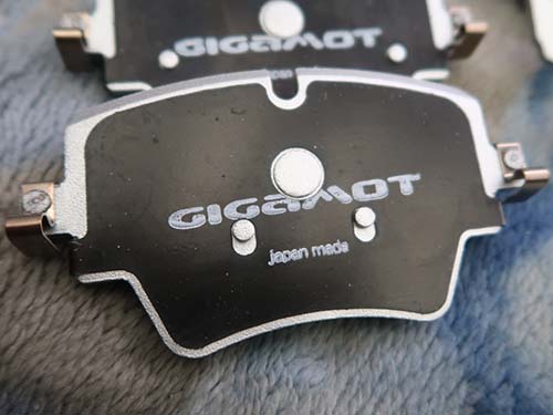 GIGAMOT製の低ダストタイプブレーキパッド