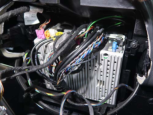 変換ハーネスを使用して接続