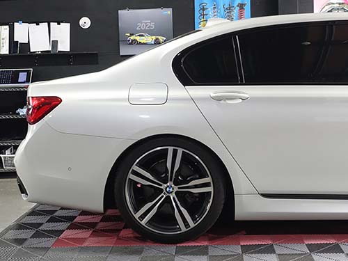 車高調整後の7シリーズ (G12)
