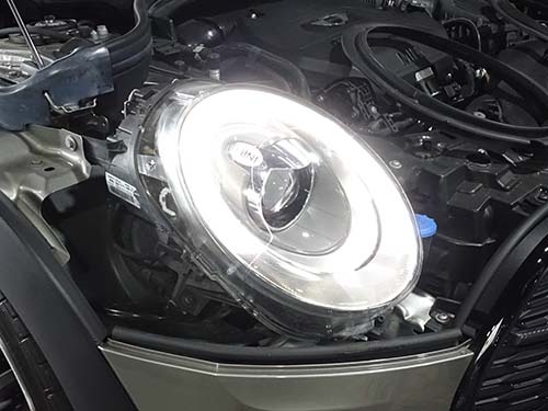 装着前のF54前期モデル純正LEDヘッドライト