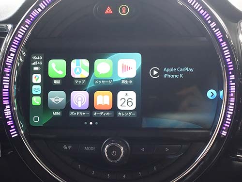 AppleCarPlayが2/3画面で表示されている状態