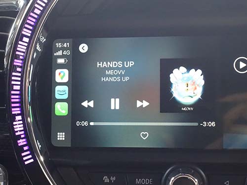 AppleCarPlayが2/3画面で表示されている状態