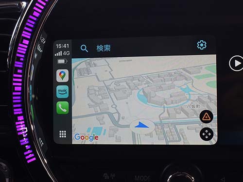 AppleCarPlayが2/3画面で表示されている状態