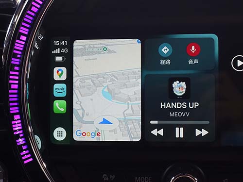 AppleCarPlayが2/3画面で表示されている状態