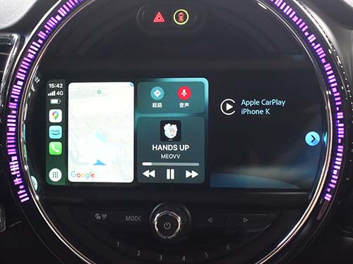 AppleCarPlayが2/3画面で表示されている状態