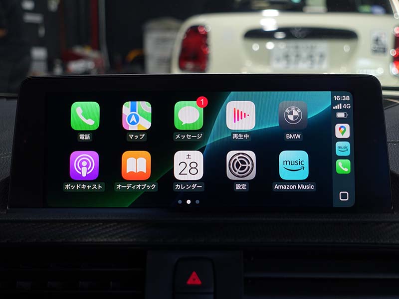 Apple CarPlayがフルスクリーン表示されているナビ画面