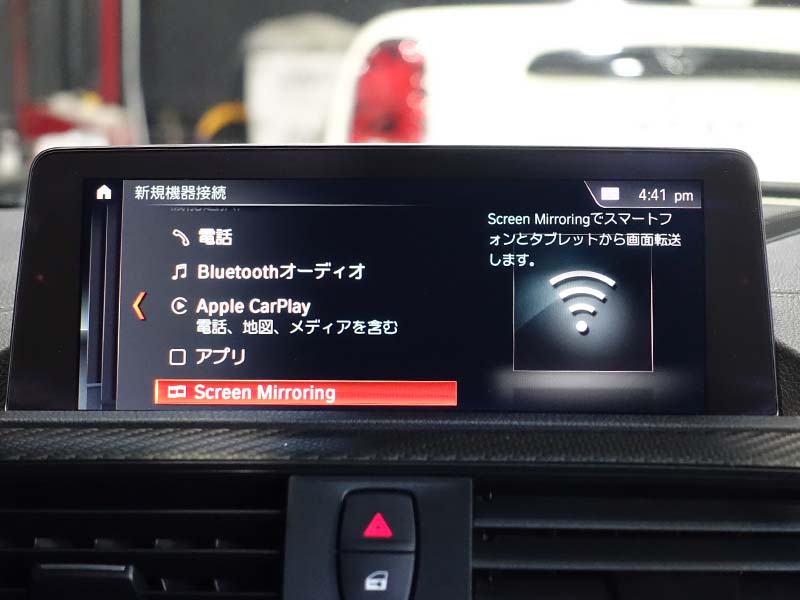 Android端末の画面を車両ディスプレイに表示している様子