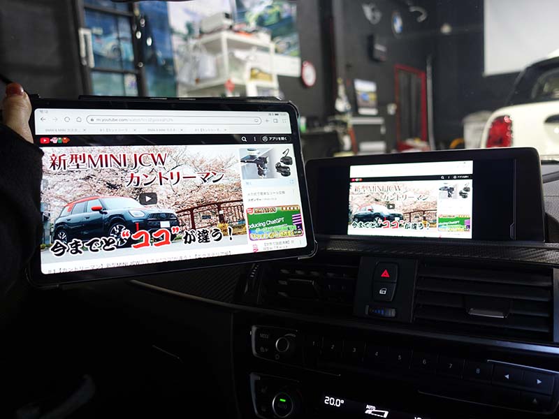 Android端末の画面を車両ディスプレイに表示している様子