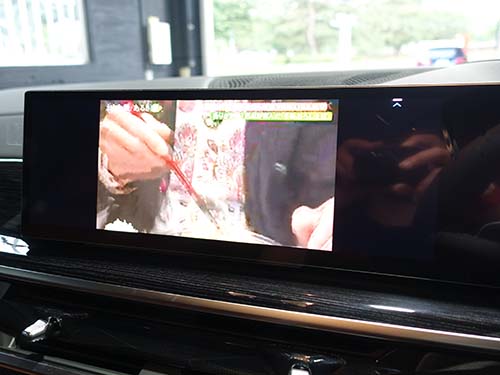 走行中のTV視聴やナビ操作が可能