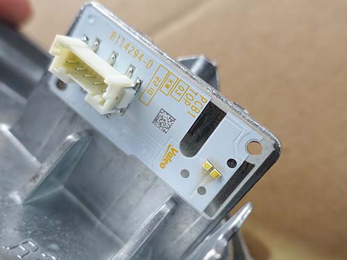 ヘッドライトを外さずLEDモジュールを取り出した状態