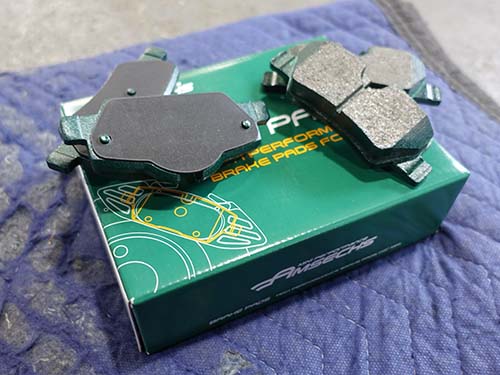 DIXCEL製のスタンダードディスクローター(PD)とAMSECHS製の低ダストブレーキパッド