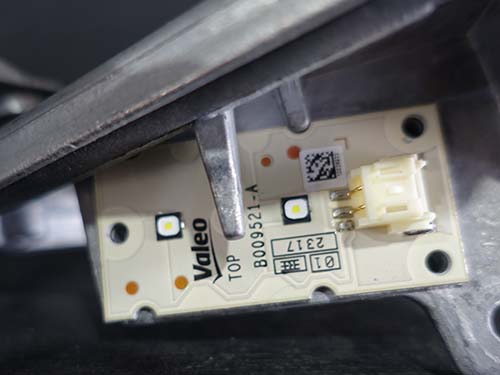 BMW純正の新品LEDモジュールを装着