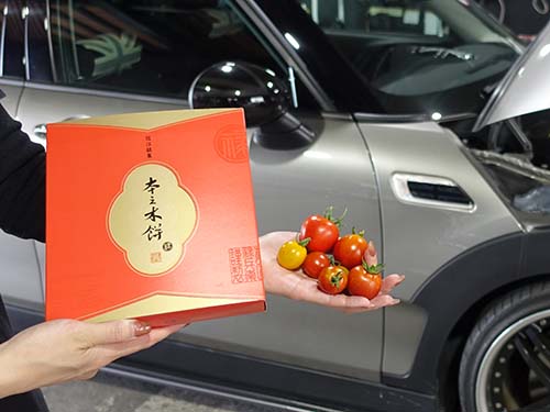 菓匠禄兵衛の本之木餅と新鮮なプチトマト