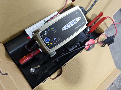 CTEKチャージャーによる事前充電