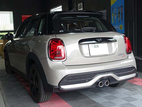 BMW純正採用ブランド!Banner製AGMバッテリーをMINI F55へ交換装着