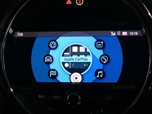 AppleCarPlay接続後のiDrive画面