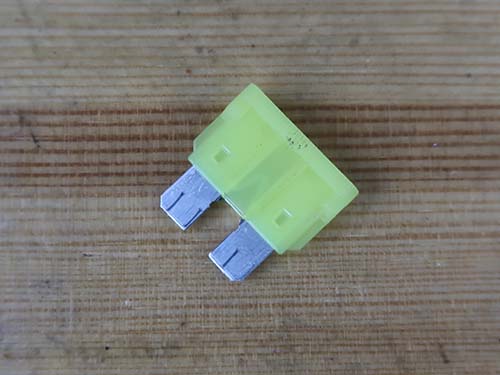 ヘッドユニットの電源系ヒューズを確認