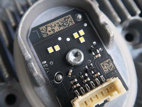 交換したBMW純正LEDモジュールの取り付け作業