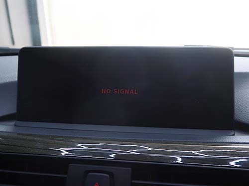 画面がNO SIGNALと表示されたまま