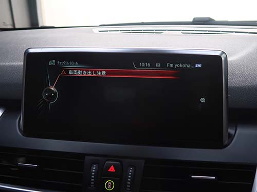 「車両動き出し注意」表示のディスプレイ画像