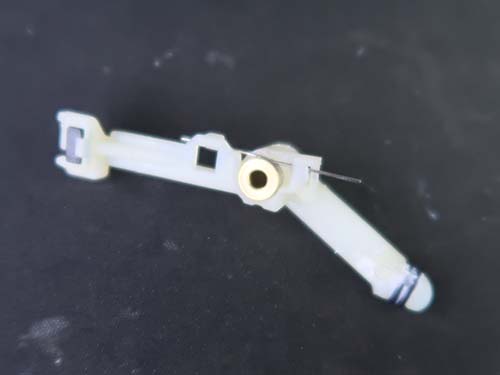 折れたバネと新品バネの比較