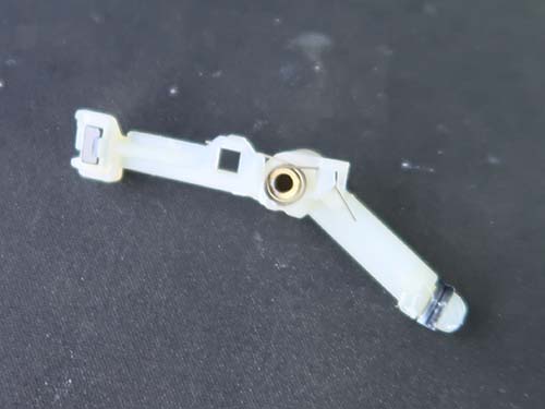 破損したバネと新品バネ