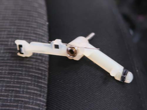 破損したバネと新品バネ