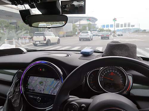 車間距離を自動制御している走行中の様子