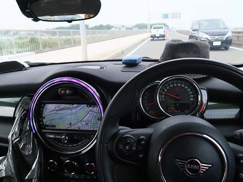 車間距離を自動制御している走行中の様子