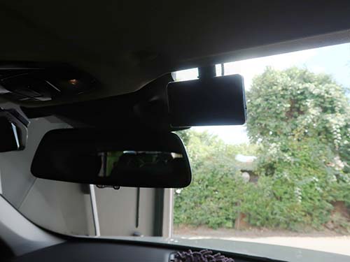運転席側上部に取付したモニター部