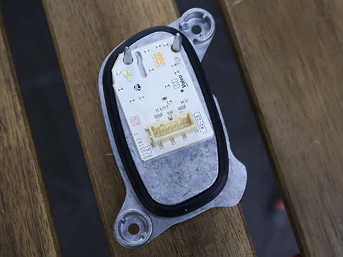BMW純正LEDモジュールを新品に交換