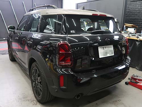 MAOちゃんの愛車F60に助手席ロゴプロジェクションをワンオフ装着!